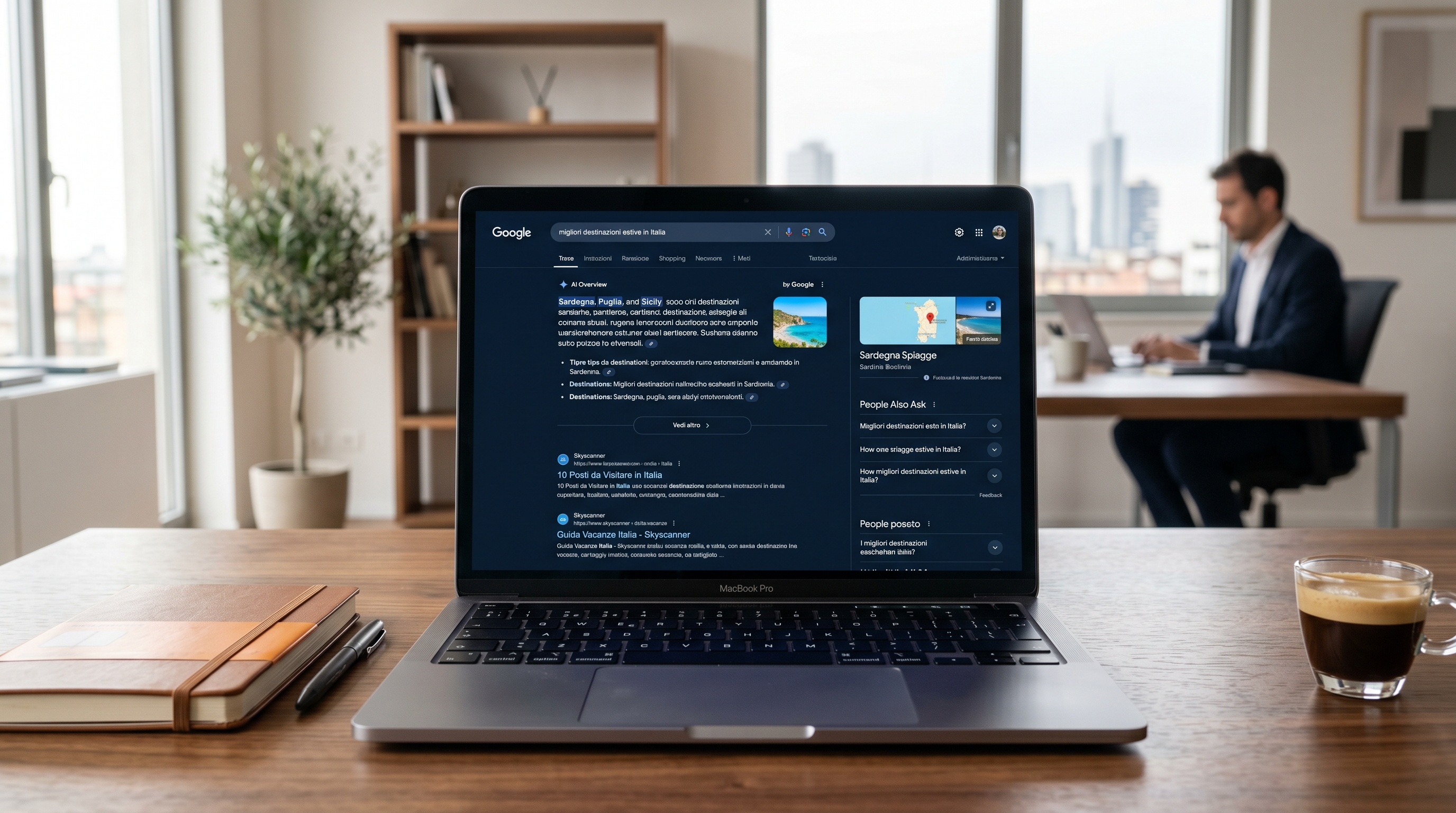 Laptop in ufficio professionale con schermata Google SERP che mostra AI Overview e featured snippet in cima, risultati organici spinti in basso nella pagina — toni blu scuro e bianco, luce da studio